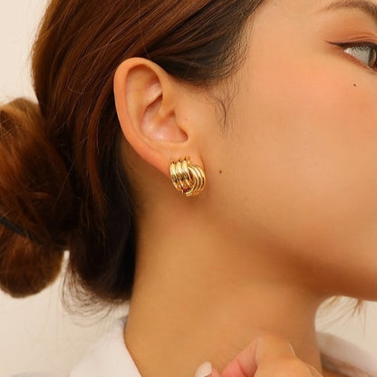 Selene – Clous d’Oreilles Croix en Acier Titane