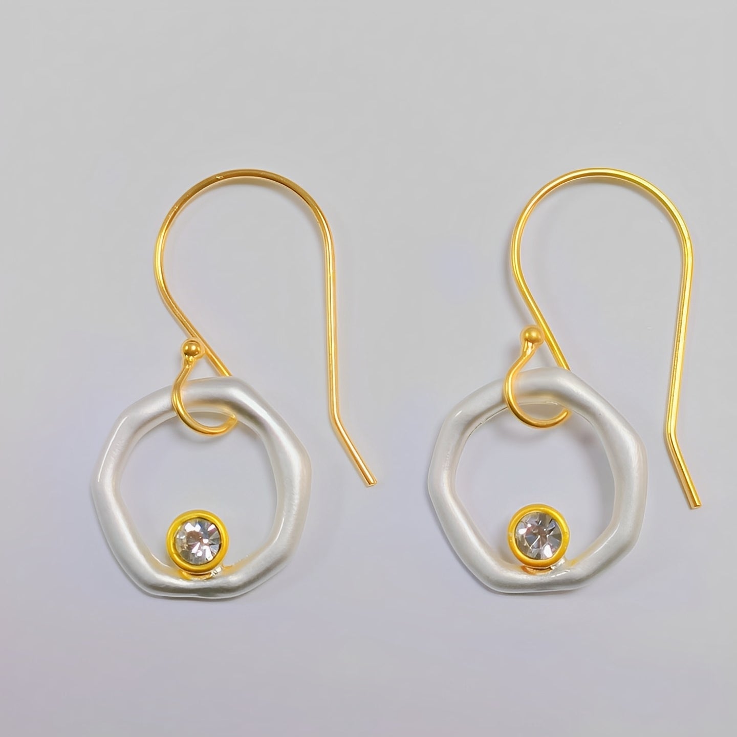 Isolde – Boucles d’Oreilles Vintage en Zircon avec Détail Doré et Argenté