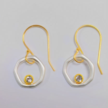 Isolde – Boucles d’Oreilles Vintage en Zircon avec Détail Doré et Argenté