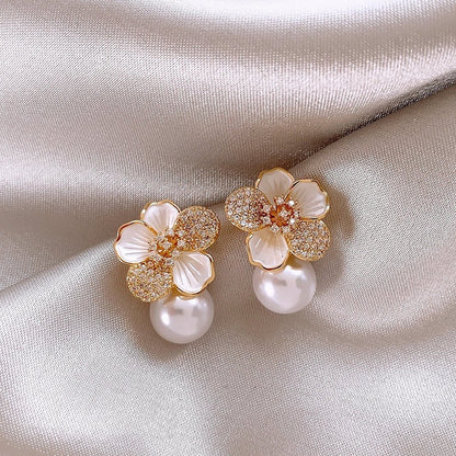 Auriane – Boucles Pendantes Perle & Camélia