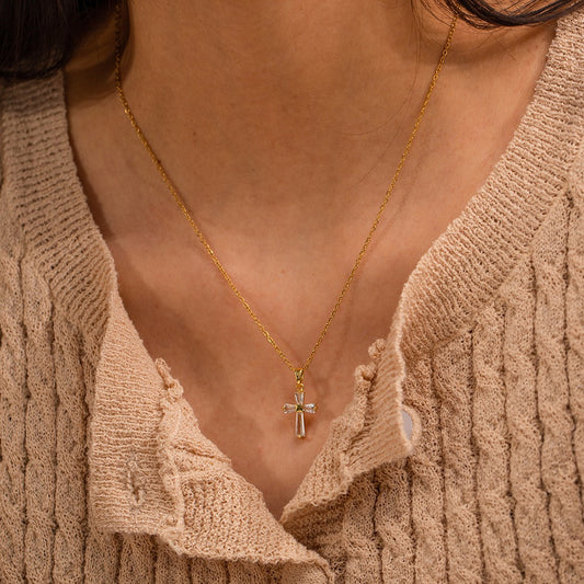 Mae – Collier Croix en Zirconia Doré