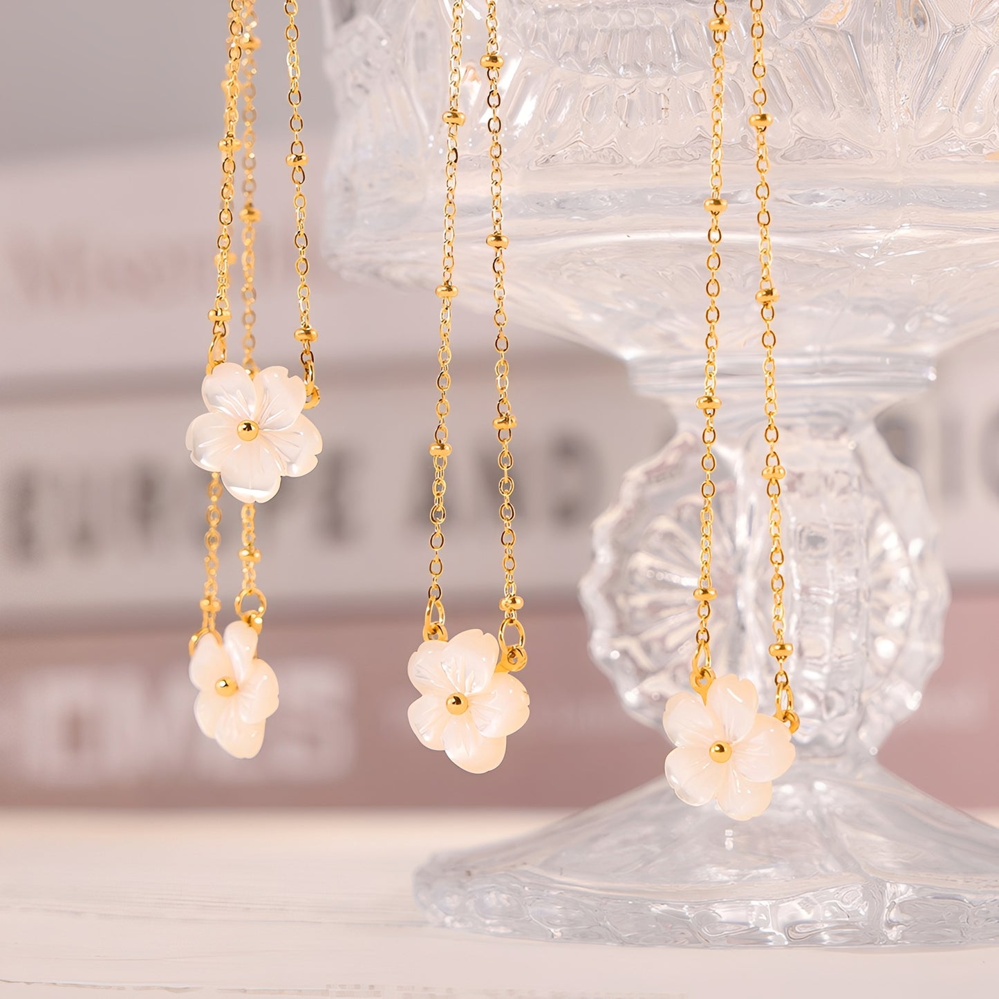 Nicole – Collier Fleurs de Coquillage Blanc et Style Froid