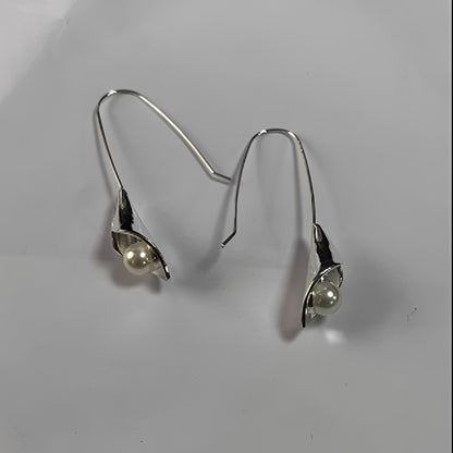 Iris – Boucles d’Oreilles Élégantes Feuille et Perle
