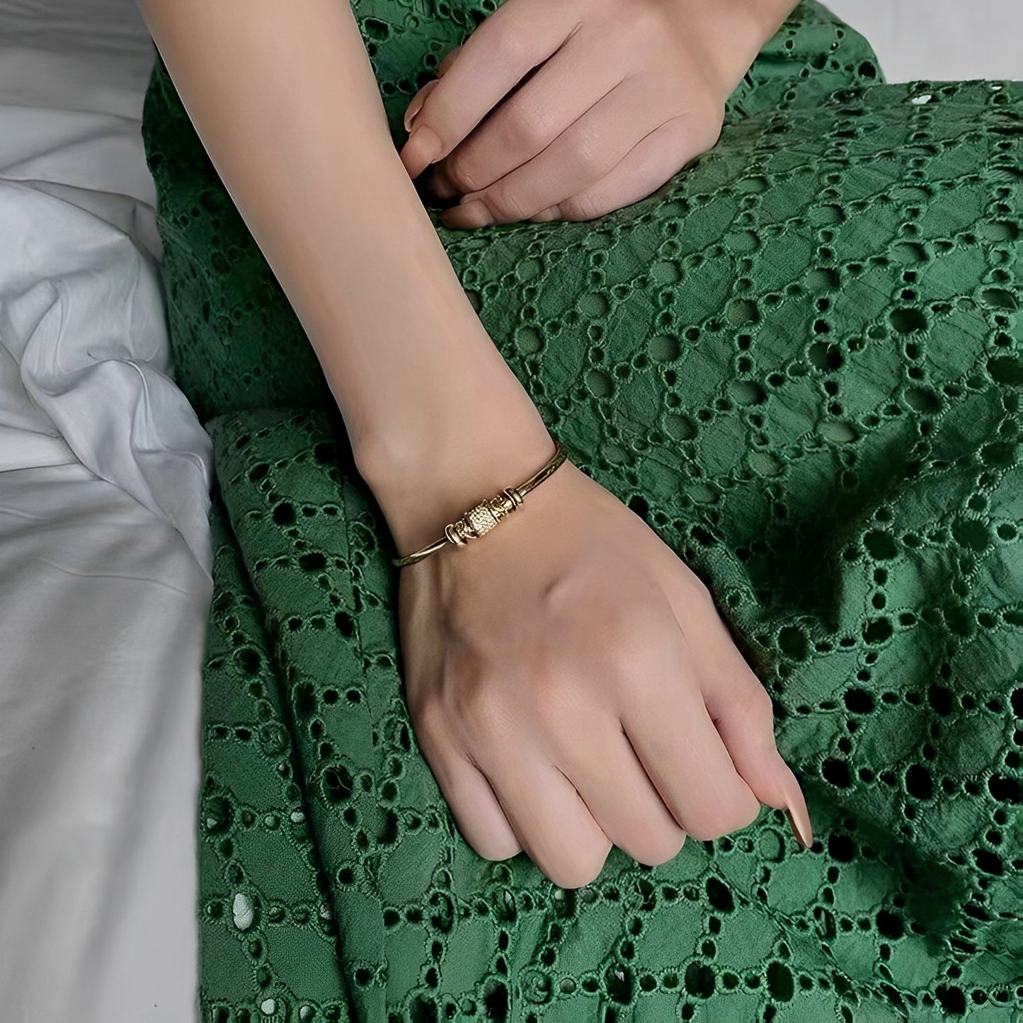 Ella – Bracelet Ajustable avec Breloques Dorées