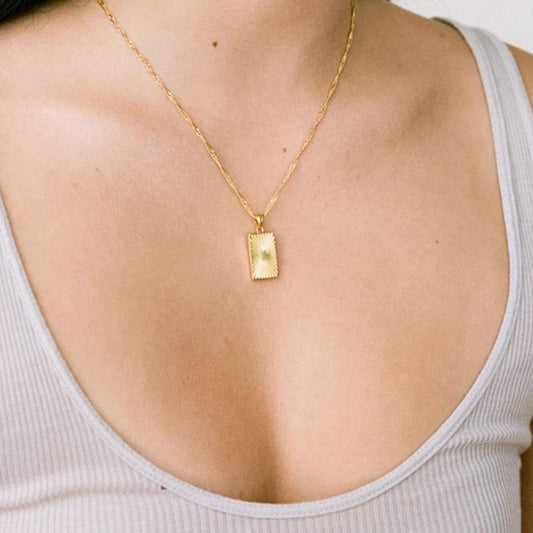 Stella – Collier Doré avec Pendentif Rectangle