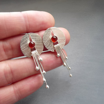Carmine – Boucles d'Oreilles Pendantes avec Pierre Rouge et Design Ajouré