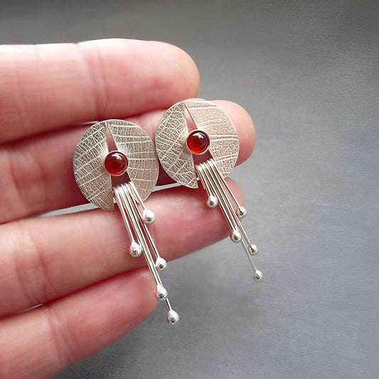 Carmine – Boucles d'Oreilles Pendantes avec Pierre Rouge et Design Ajouré