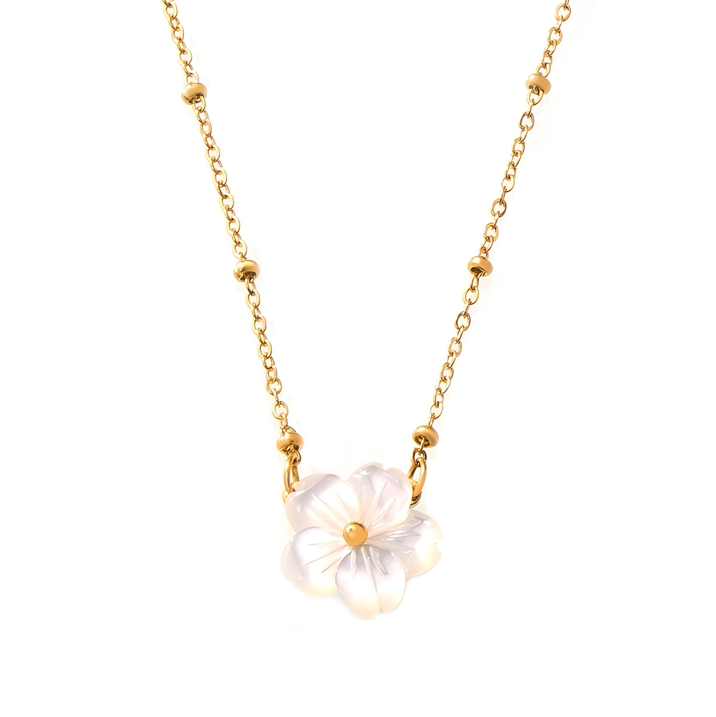 Nicole – Collier Fleurs de Coquillage Blanc et Style Froid