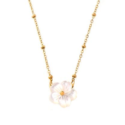 Nicole – Collier Fleurs de Coquillage Blanc et Style Froid