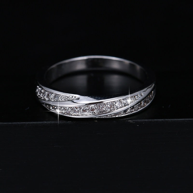 Lysanne – Bague Croix Minimaliste en Zircon