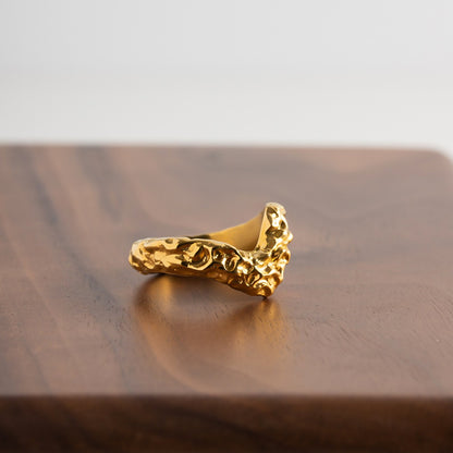 Vera – Bague V Martelée en Acier Titane