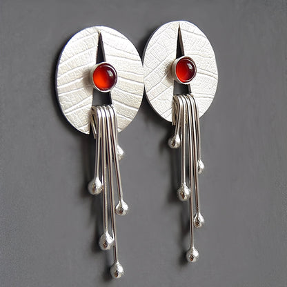 Carmine – Boucles d'Oreilles Pendantes avec Pierre Rouge et Design Ajouré