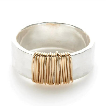 Anika – Bague Argentée au Fil Doré