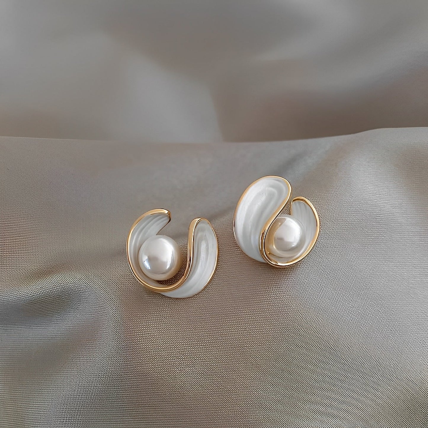 Aimee – Boucles d'Oreilles de Luxe avec Opale Blanche et Perles en Or