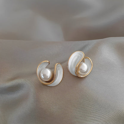 Aimee – Boucles d'Oreilles de Luxe avec Opale Blanche et Perles en Or