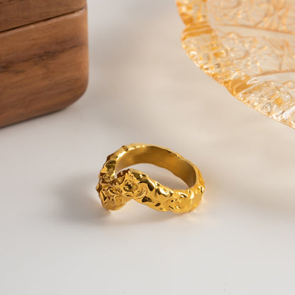 Vera – Bague V Martelée en Acier Titane