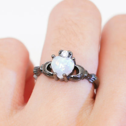 Meryl – Bague Cœur en Opale Blanche