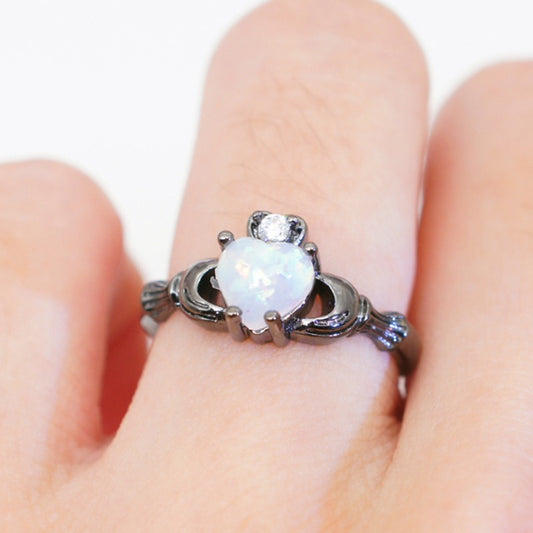 Meryl – Bague Cœur en Opale Blanche