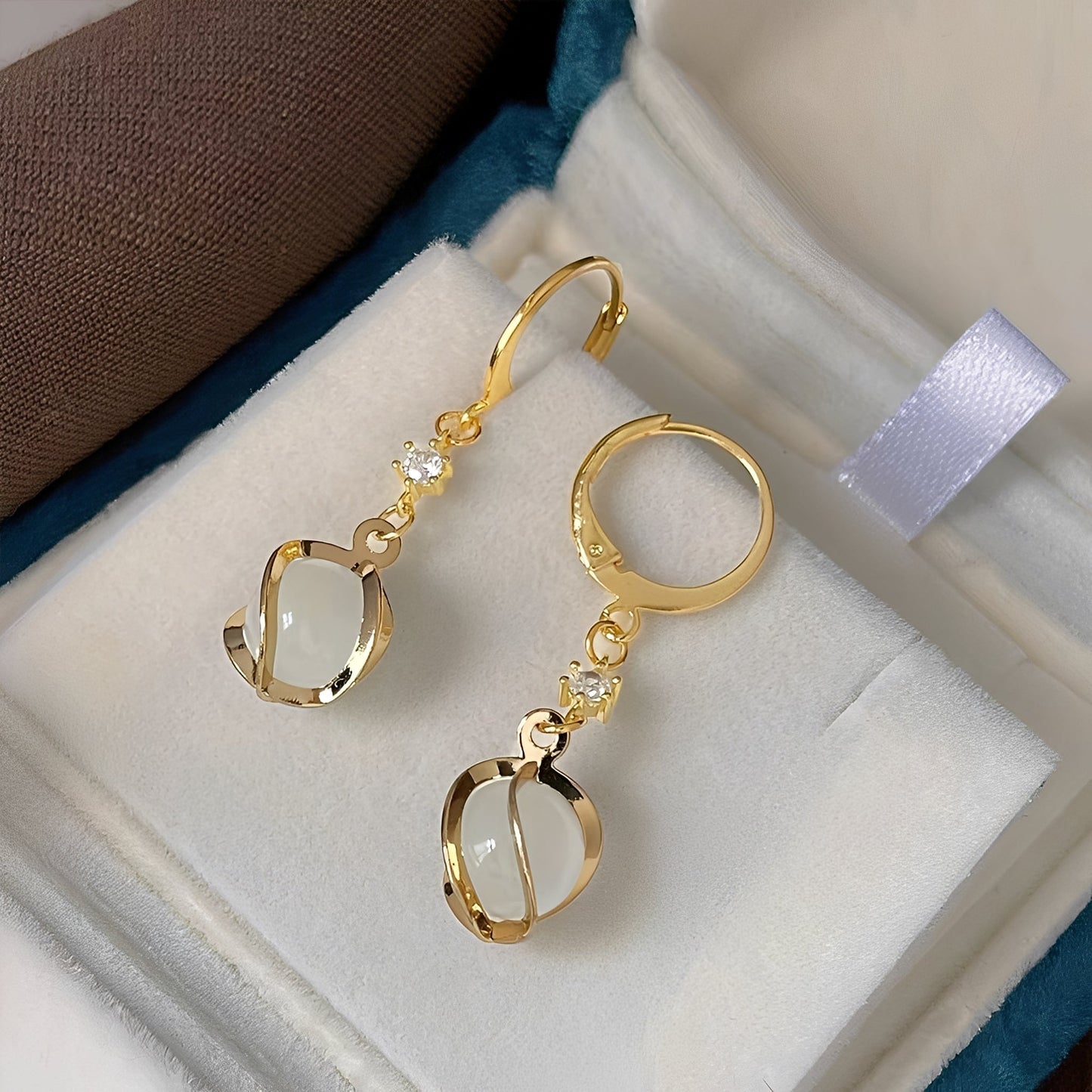 Lyra – Boucles d'Oreilles avec Éclat d'Opale Blanche