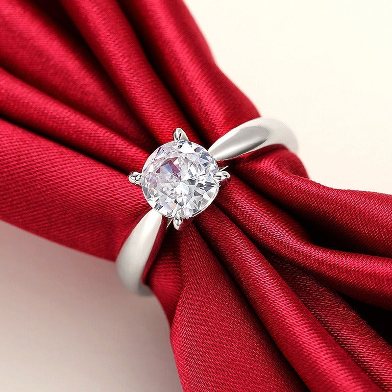 Mila – Bague Quatre Griffes Simple et Polyvalente