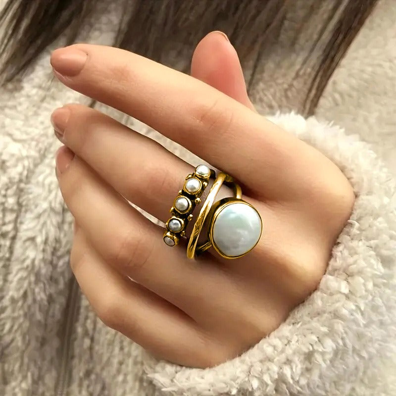 Elara – Bague Intemporelle Perle Dorée