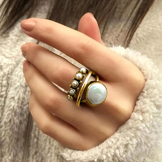 Elara – Bague Intemporelle Perle Dorée