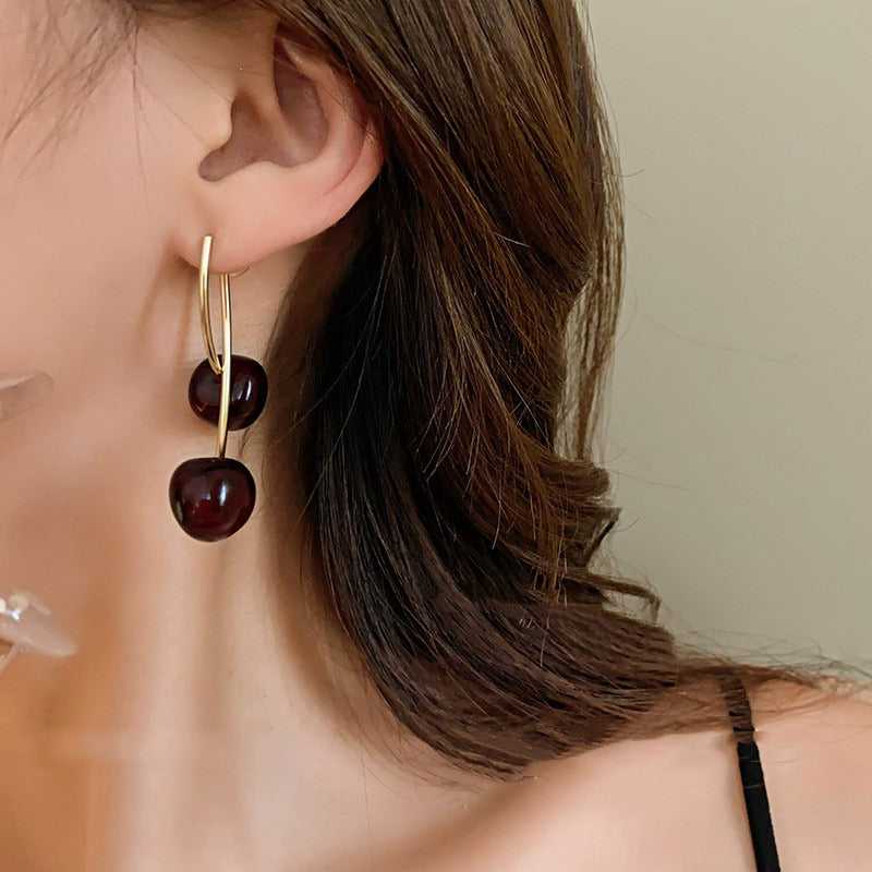Cheri – Boucles Pendantes Cerise Dorées