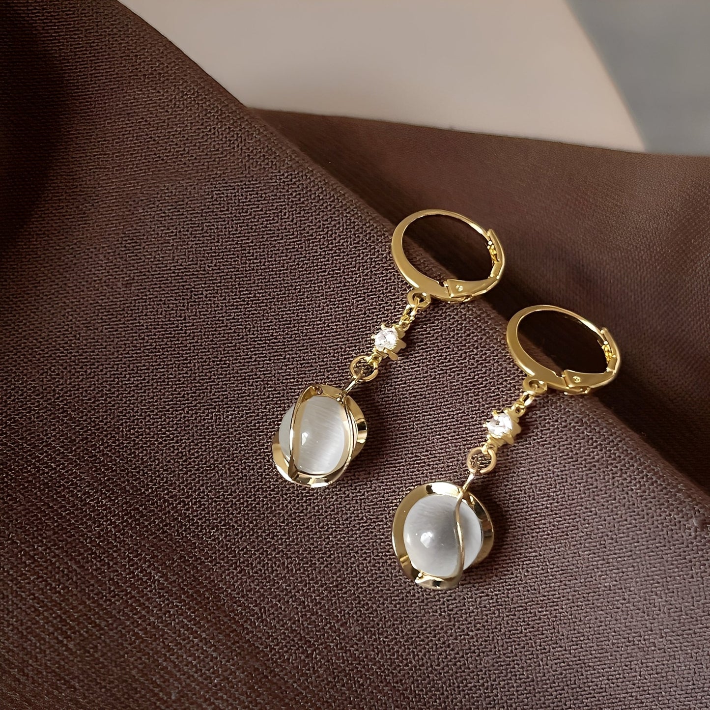 Lyra – Boucles d'Oreilles avec Éclat d'Opale Blanche