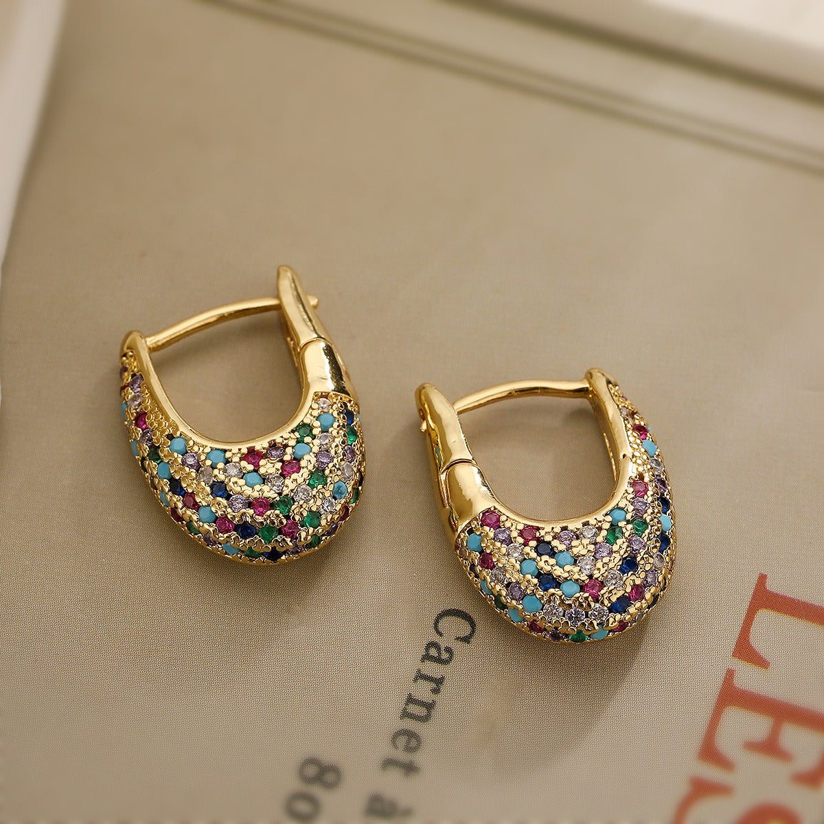 Soraya – Boucles d’Oreilles Élégantes Incrustées de Cristaux Colorés