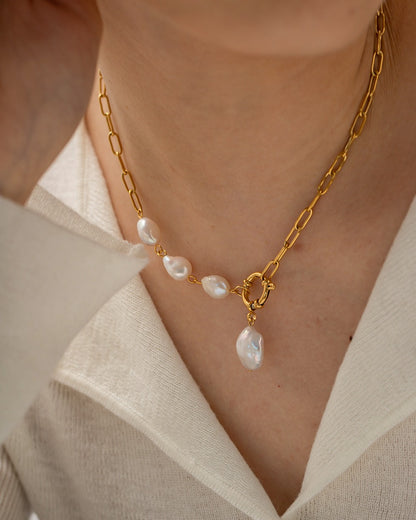 Amelia – Pendentif Femme Style Rétro