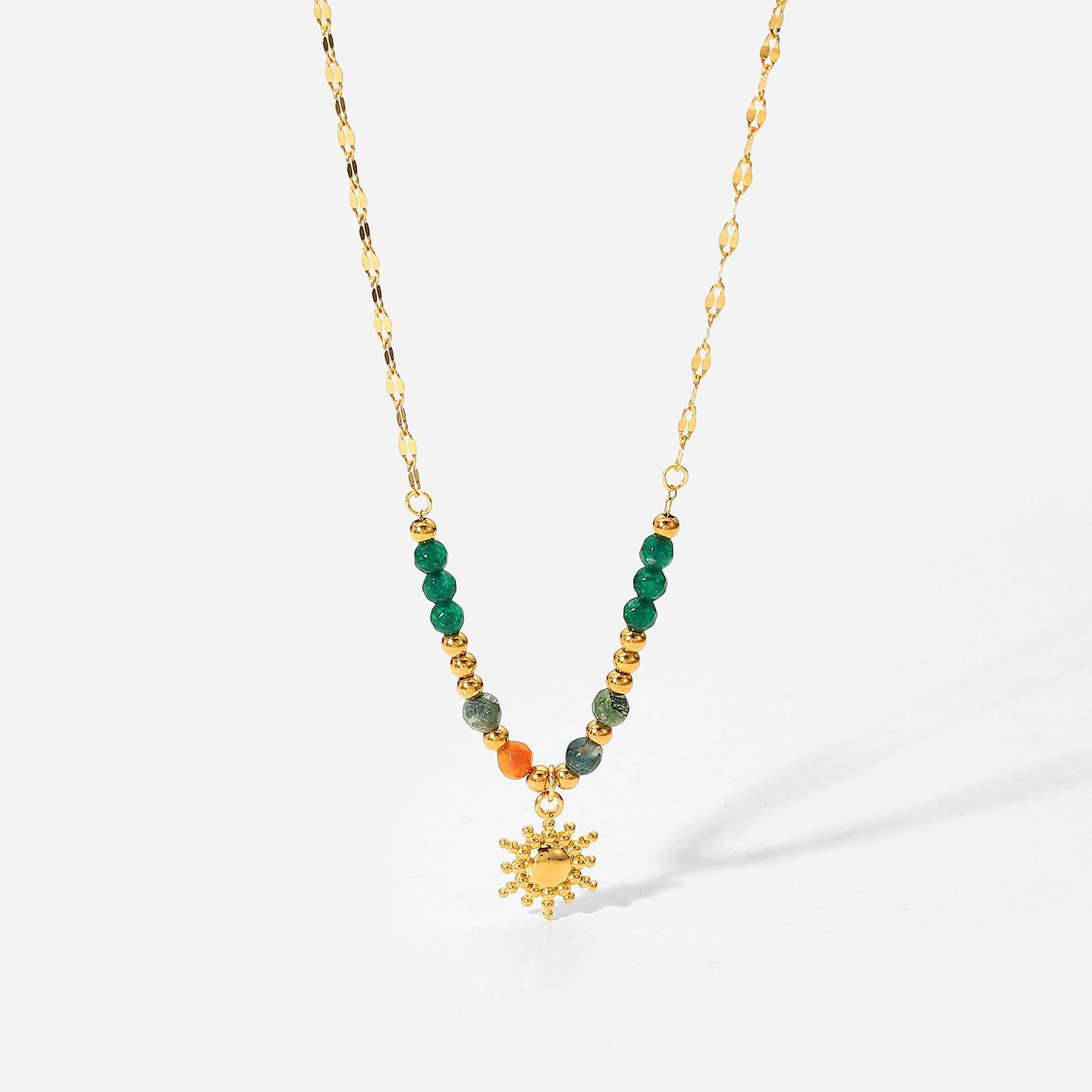 Syra – Collier Soleil en Pierres Naturelles Dorées