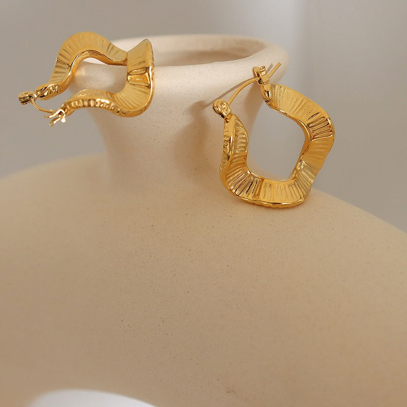 Alba – Boucles d’Oreilles Ondulées en Acier Titane