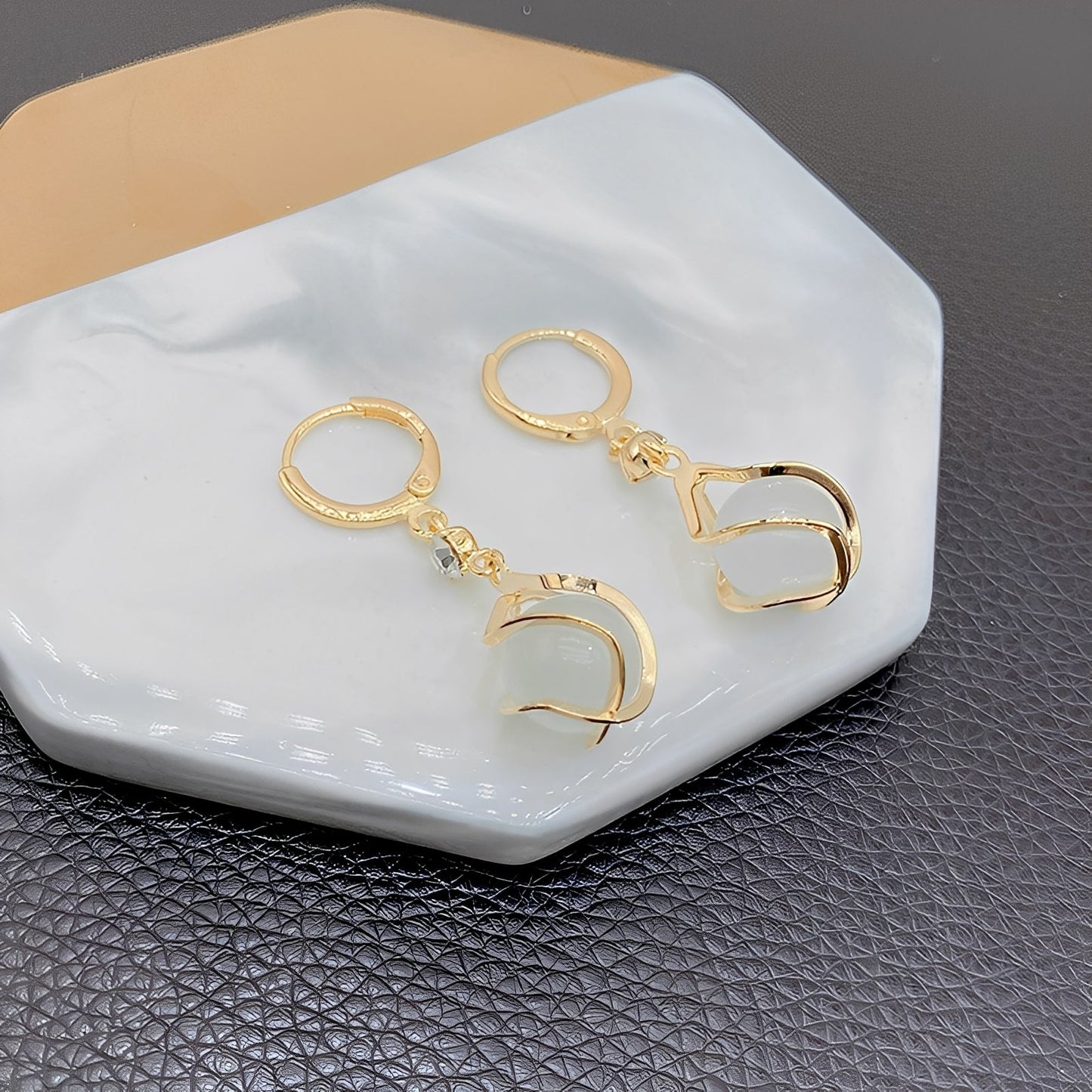 Lyra – Boucles d'Oreilles avec Éclat d'Opale Blanche