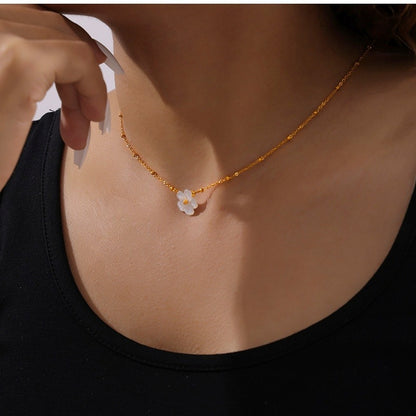 Nicole – Collier Fleurs de Coquillage Blanc et Style Froid