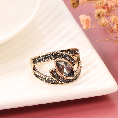 Amena – Bague Élégante en Cristal Noir