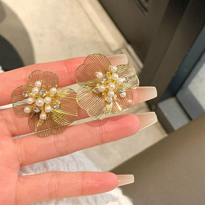 Jane – Boucles d'oreilles Fleur Gravée avec Perle