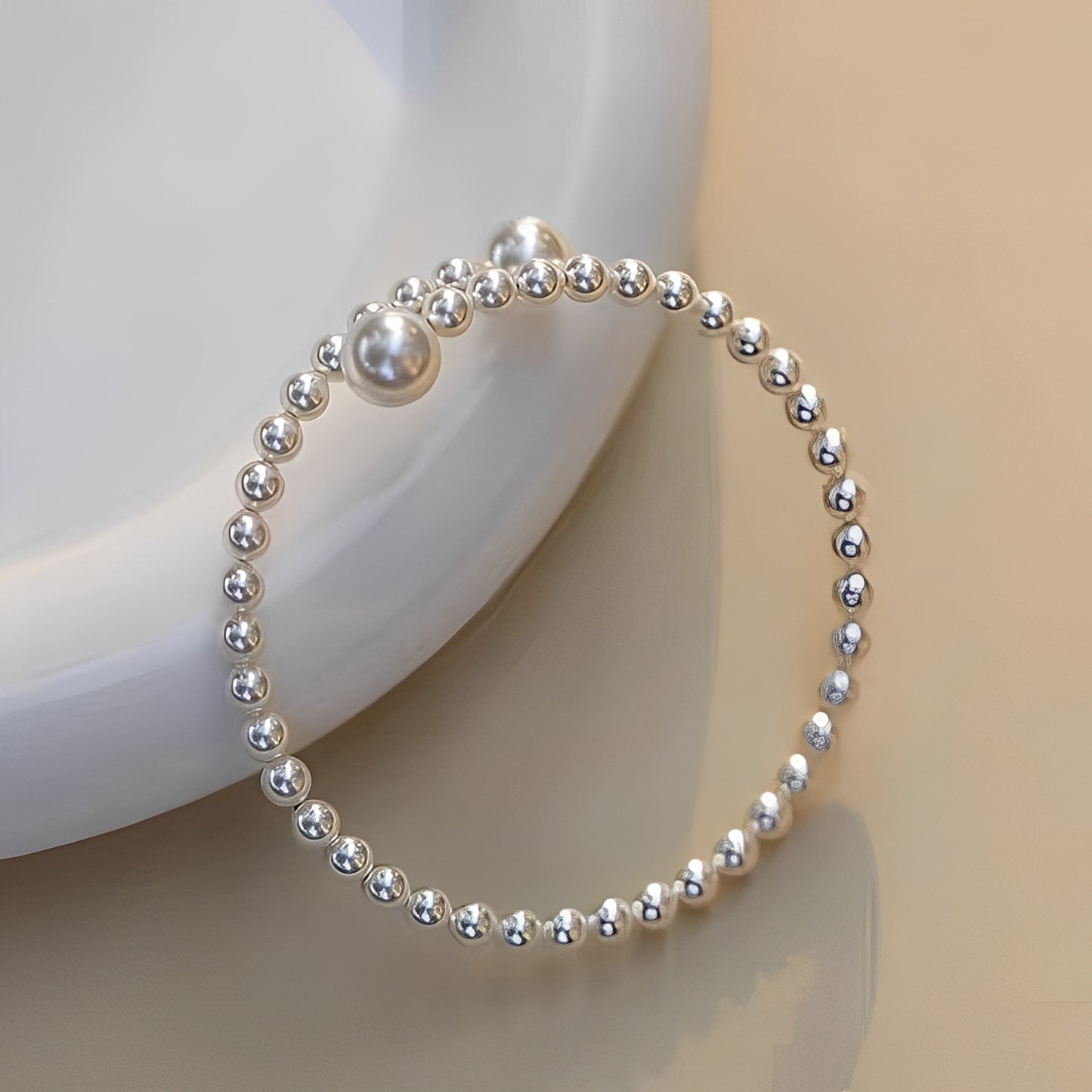 Emma – Bracelet Raffiné en Perles Ouvertes