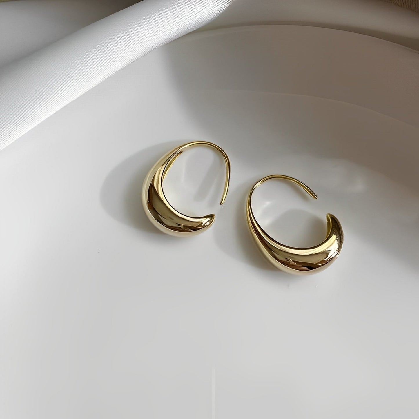 Almera – Boucles d'Oreilles Dorées de Luxe