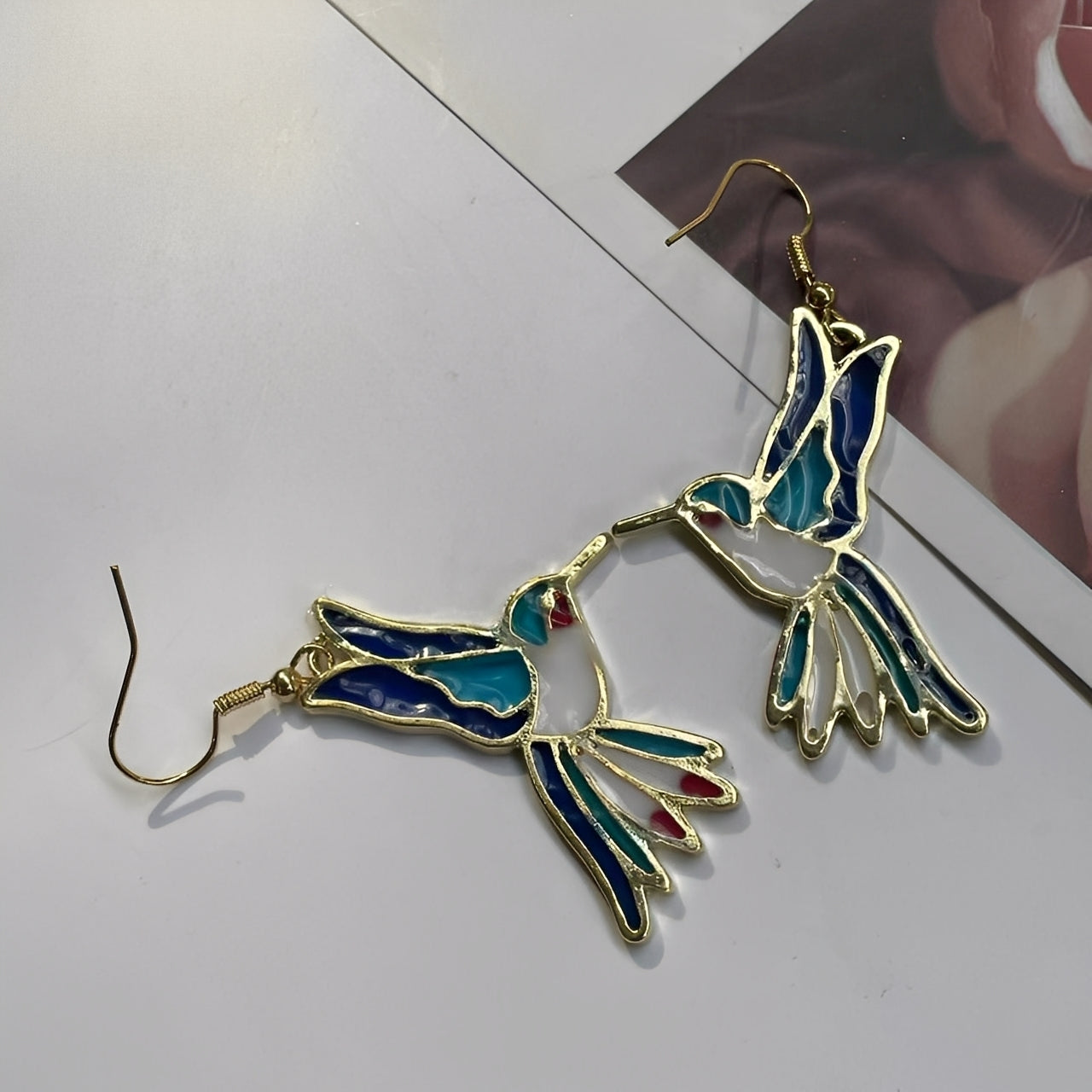 Amandine – Boucles d’Oreilles Vintage Colibri Émail Bleu