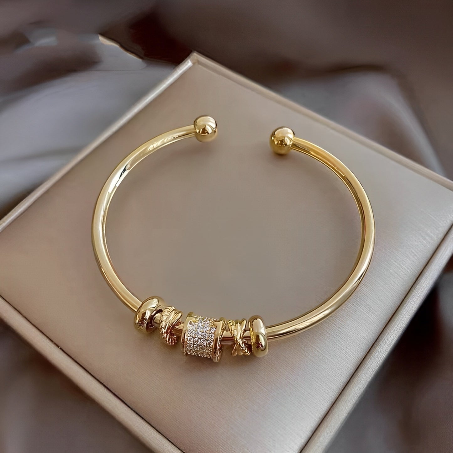 Ella – Bracelet Ajustable avec Breloques Dorées