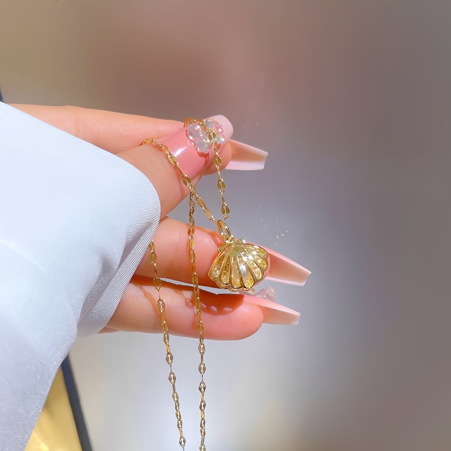 Celestine – Collier Micro-Serti en Zircons et Perles Coquille