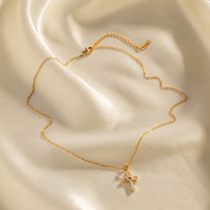 Mae – Collier Croix en Zirconia Doré