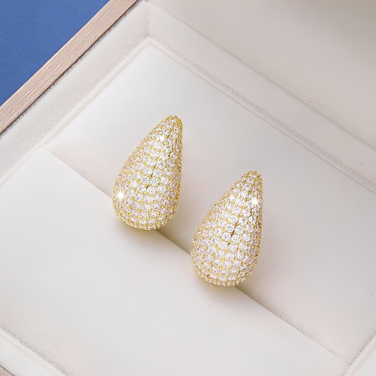Elly – Boucles d’Oreilles Clous en Zircon et Cuivre