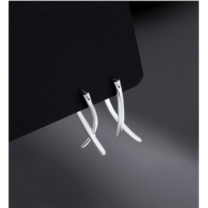 Emilie – Boucles d’Oreilles Lignes Croisées Élégantes