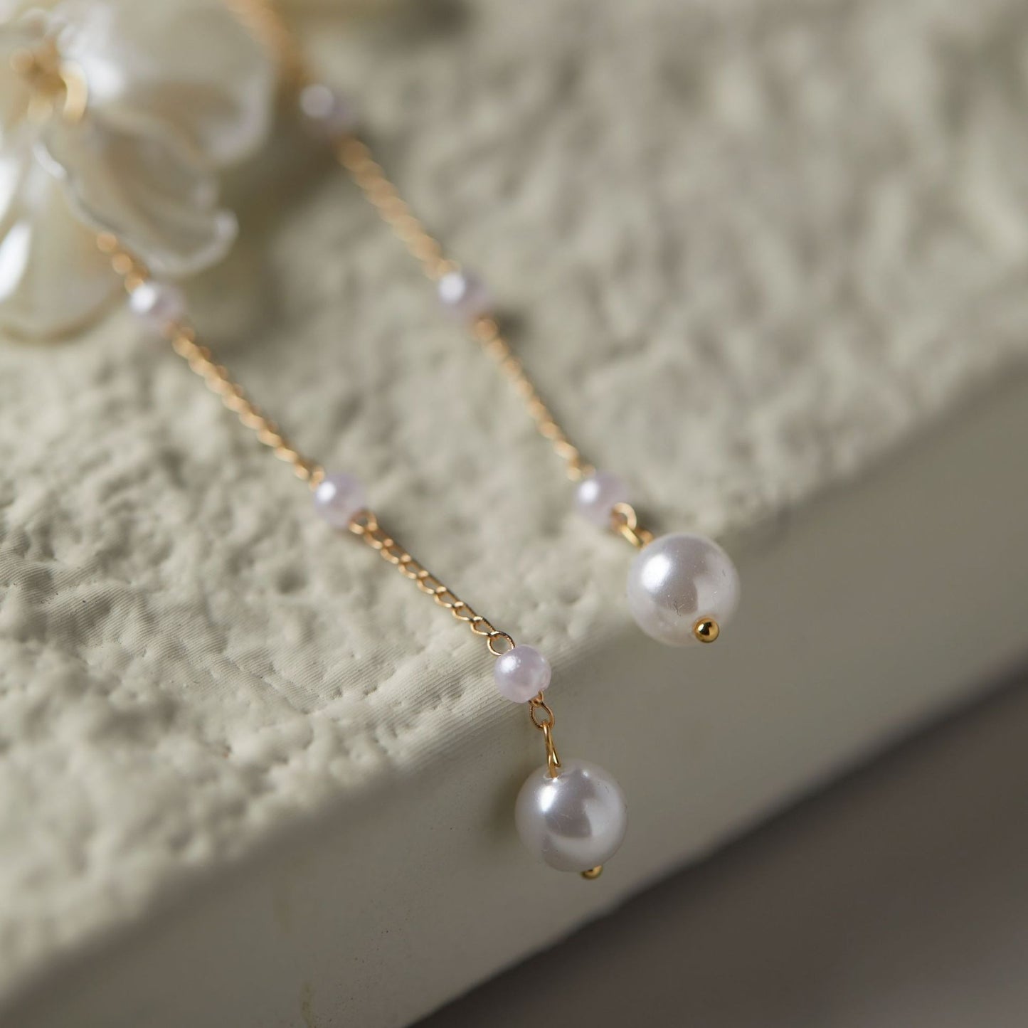 Rhia – Boucles d’Oreilles Pétales Féeriques à Perle et Pampilles