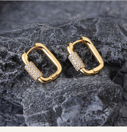 Stacey – Boucles d’Oreilles Carrées Pavées de Zirconium