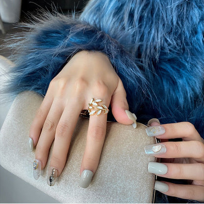 Ciara – Bague Dorée Feuilles & Opale Blanche