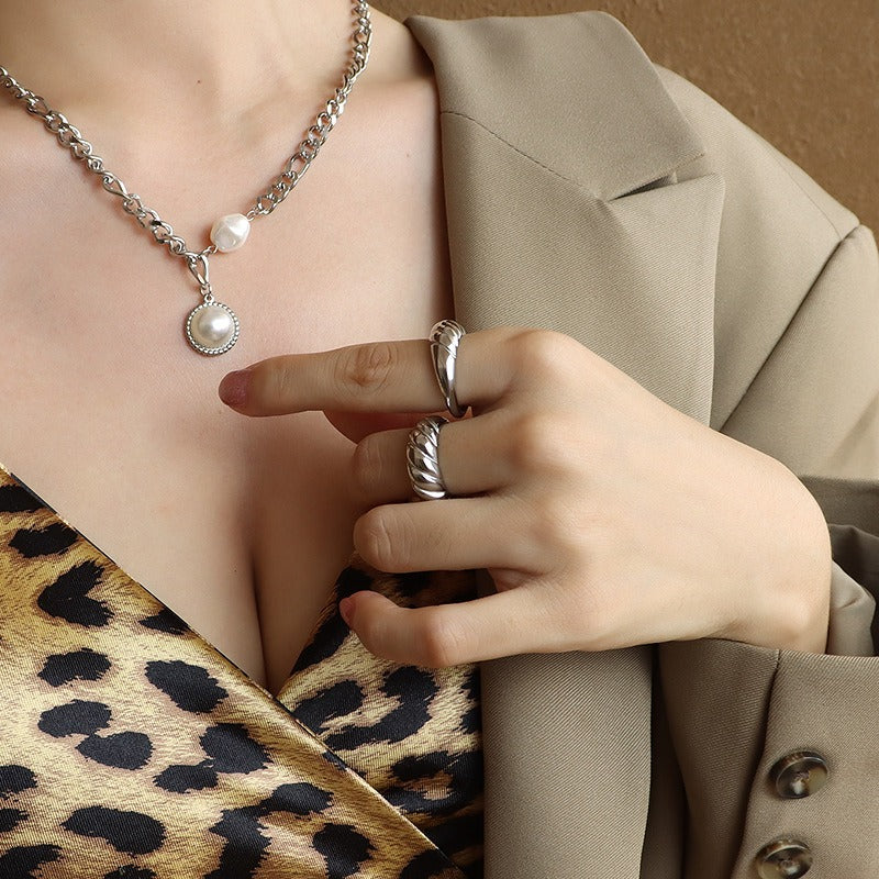 Kris – Bague Rétro Industrielle à Motif Ondulé