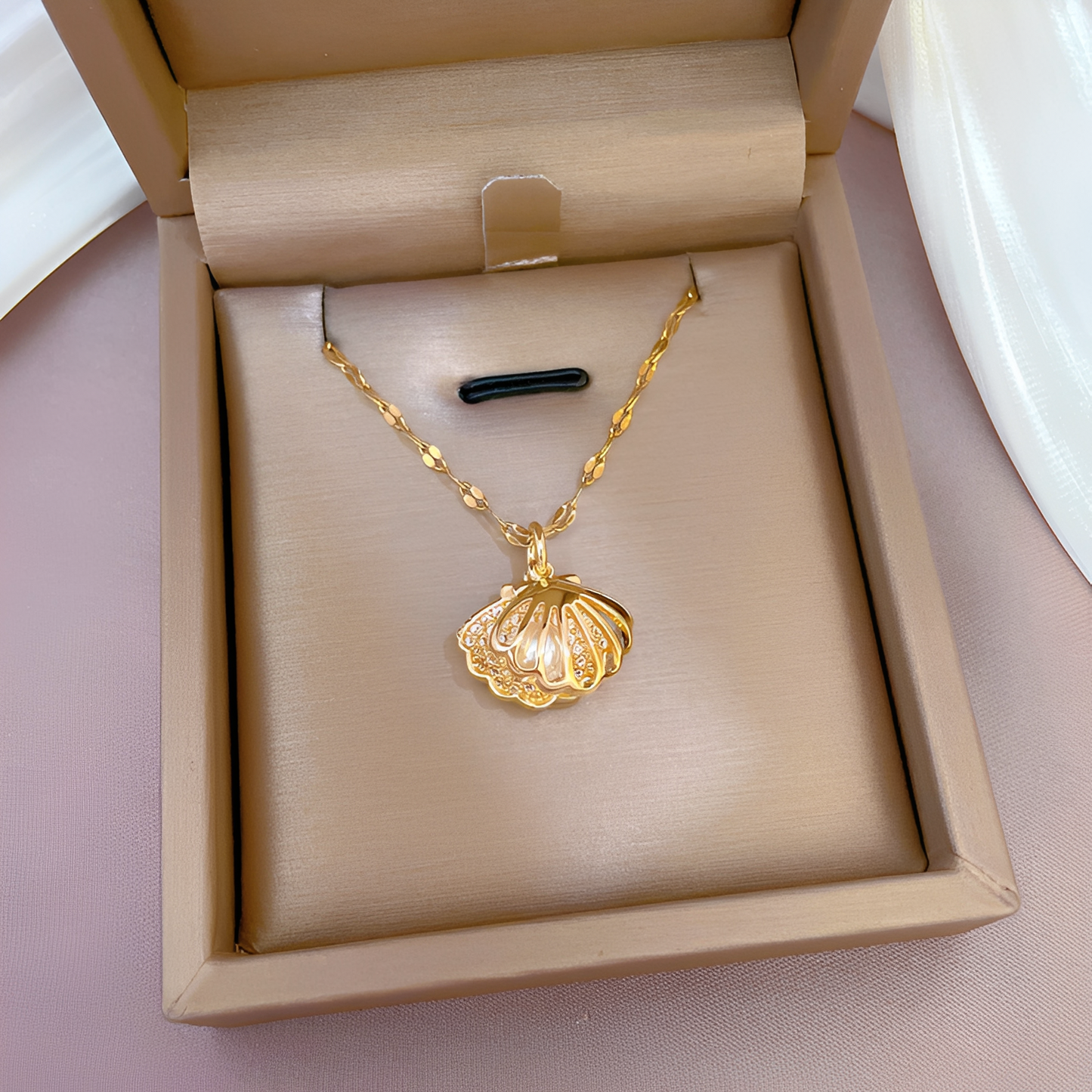 Celestine – Collier Micro-Serti en Zircons et Perles Coquille