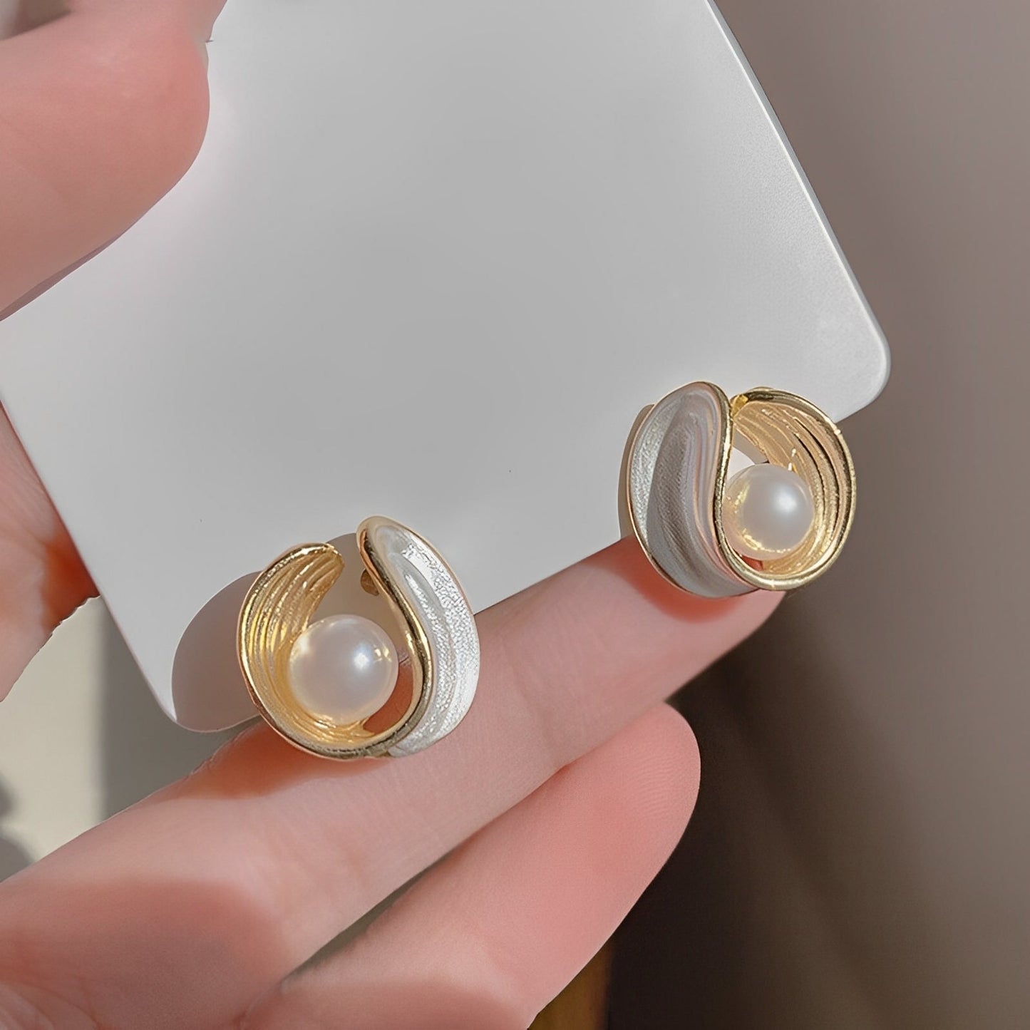 Aimee – Boucles d'Oreilles de Luxe avec Opale Blanche et Perles en Or